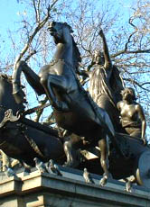 Die bekannteste Keltin: die Kriegerkönigin Boudicca, die einen Aufstand gegen die römischen Besatzer Britanniens anführte. Bild: Statue der Boudicca in London Kriegerkönigin Boudicca; Statue in London
