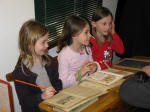 Kinder in der Schulbank