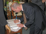 Dr. Karsten Rudolf beim Eintrag in das Gästebuch