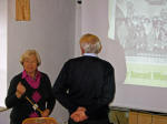Diskussion vor der Leinwand